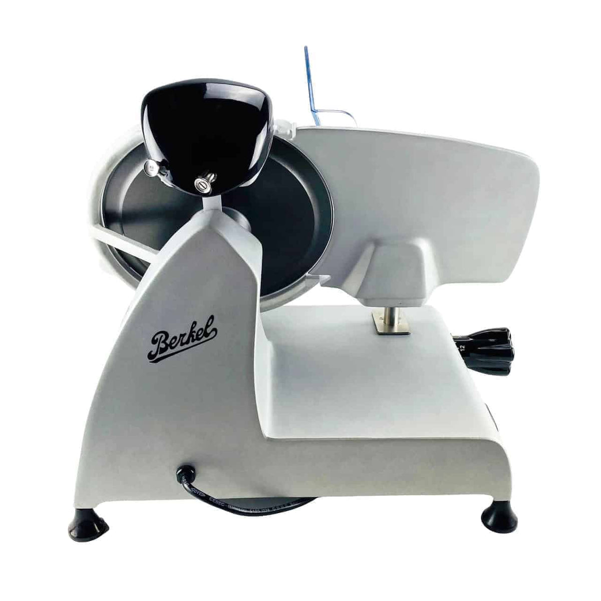 Eine Berkel Red Line 250 Grau Teflon Original Profi-Aufschnittmaschine mit silber-weißem Gehäuse, schwarzem Griff und montiertem Drehmesser. Dieser elektrische Fleischschneider hat einen Messerdurchmesser von 25 cm und zeichnet sich durch ein schlankes Design aus, das auf einer flachen Oberfläche steht. Ein Netzkabel verläuft von der Rückseite des Schneiders und er verfügt über ein Einlegebrett aus Fassholz.
