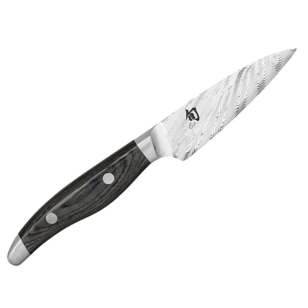 Das Kai Shun Nagare NDC-0700 ist ein ultrascharfes Büromesser mit einer 9 cm langen Klinge und einem 25 x 15 cm großen Fassholz-Schneidebrett. Es zeichnet sich durch ein schlankes und professionelles Design mit einem schwarz-silbernen Griff aus, der durch zwei Nieten befestigt ist. Das charakteristische gewellte Damaszenermuster der Klinge erinnert an die hochwertige Handwerkskunst der Kai Shun Nagare-Serie.