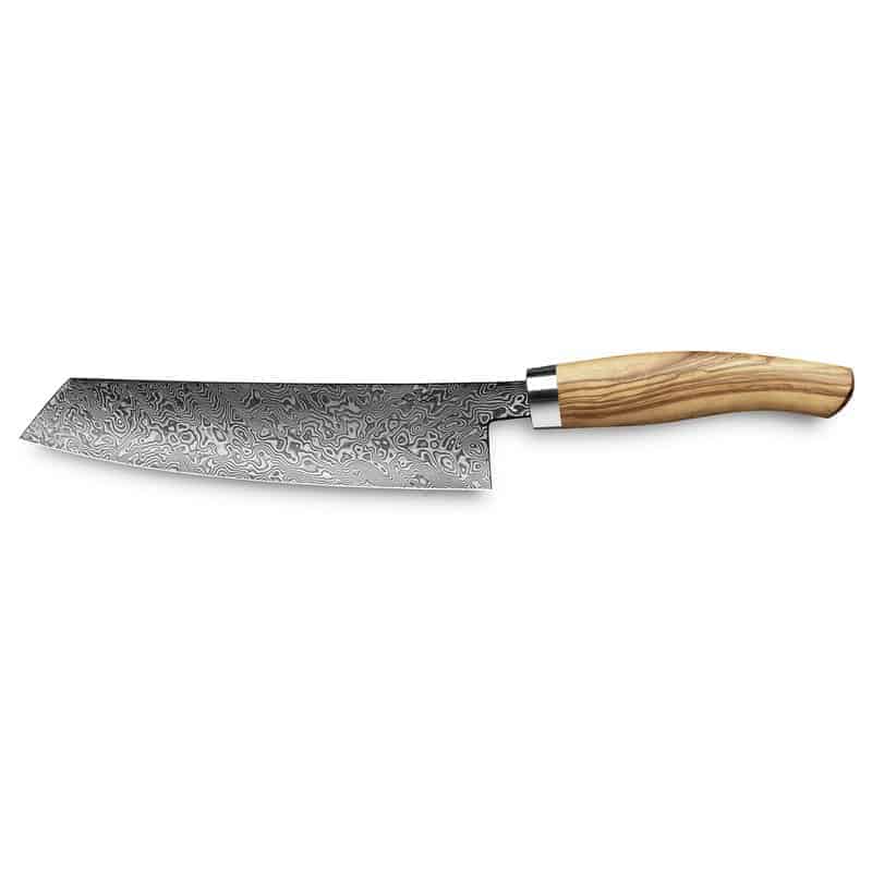 Auf einem schlichten weißen Hintergrund ist ein Nesmuk Exclusive C90 Kochmesser mit Olivenholzgriff, 180 mm Klinge, zusammen mit einem exklusiv handgefertigten Schneidebrett aus alten Fassdauben abgebildet. Das Messer hat eine gerade Schneide und eine sichtbare Angel, die in den hellen, ergonomischen Griff übergeht.