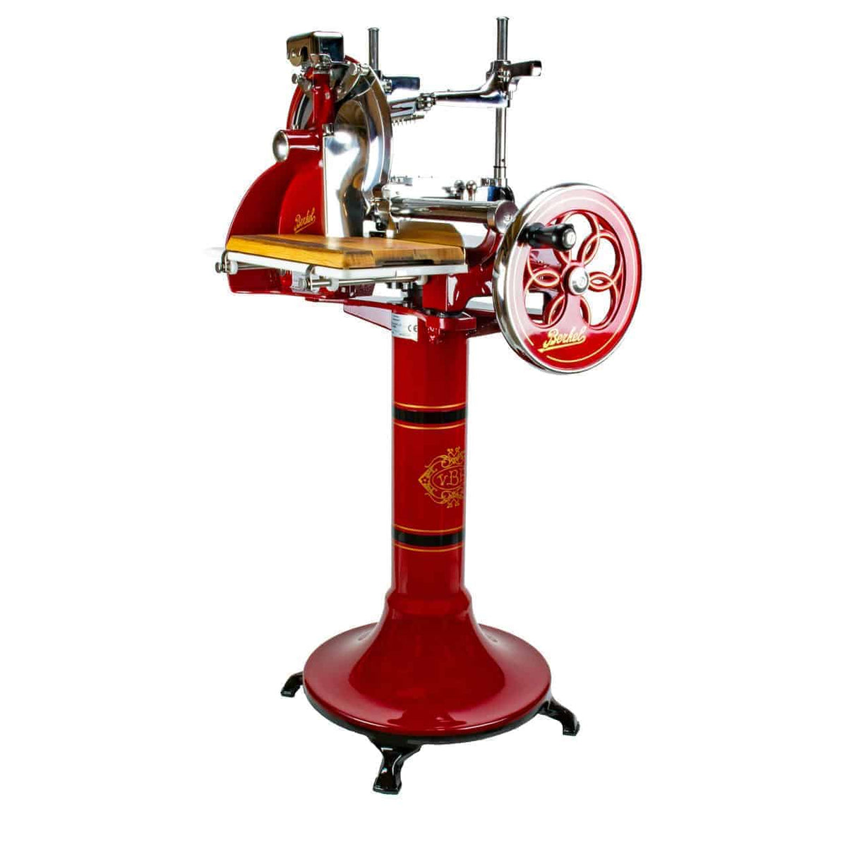 Eine Berkel Volano P15 Rot Aufschnittmaschine, komplett mit Schwungrad und Standfuß sowie Aufschnittbrett, steht stolz auf ihrem passenden Sockel. Der Vintage-Fleischschneider in Rot und Silber verfügt über ein manuelles Schwungrad mit aufwendigen dekorativen Details und eine hölzerne Schneidefläche. Seine Präzisionsklinge und die detaillierte Metallverarbeitung verkörpern klassisches Industriedesign.