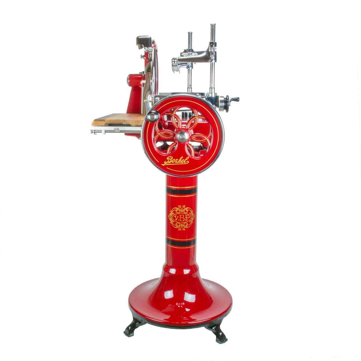 Eine Berkel Volano P15 Rot Aufschnittmaschine Schwungrad mit aufwendigen Details steht auf einem passenden roten Standfuß. Diese Aufschnittmaschine, die ein Aufschnittbrett enthält, verfügt über ein großes rundes Handrad, das mit Chromakzenten und dem Wort „Berkel“ in Gold verziert ist. Der Sockel zeigt außerdem ein dekoratives Emblem in Gold.