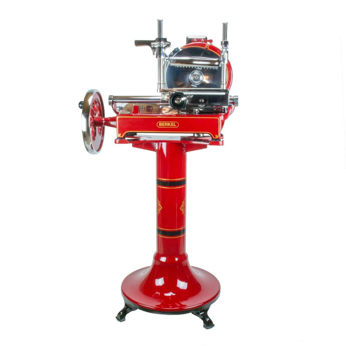 Ein roter Aufschnittschneider im Vintage-Stil mit handbetriebenem Schwungrad, montiert auf einem passenden rot-schwarzen Ständer mit goldenen Akzenten. Die Schneide und die Plattform sind aus poliertem Metall und der Markenname „Berkel“ ist deutlich auf dieser exquisiten Berkel Volano P15 Rot Aufschnittmaschine Schwungrad plus Standfuß plus Aufschnittbrett zu sehen.