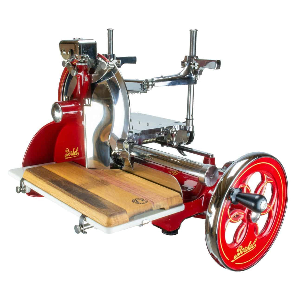 Die Berkel Volano P15 Rot Aufschnittmaschine mit Schwungrad + Einlegebrett ist eine rote und silberne Vintage-Fleischschneidemaschine mit aufwendigen Designdetails. Sie verfügt über ein hölzernes Schneidebrett, einen Handkurbelmechanismus (Schwungrad) und auf der Seite ist „Berkel“ eingraviert. Diese elegante Maschine steht auf einem montierten Sockel mit einem großen, dekorativen Rad zur Bedienung.