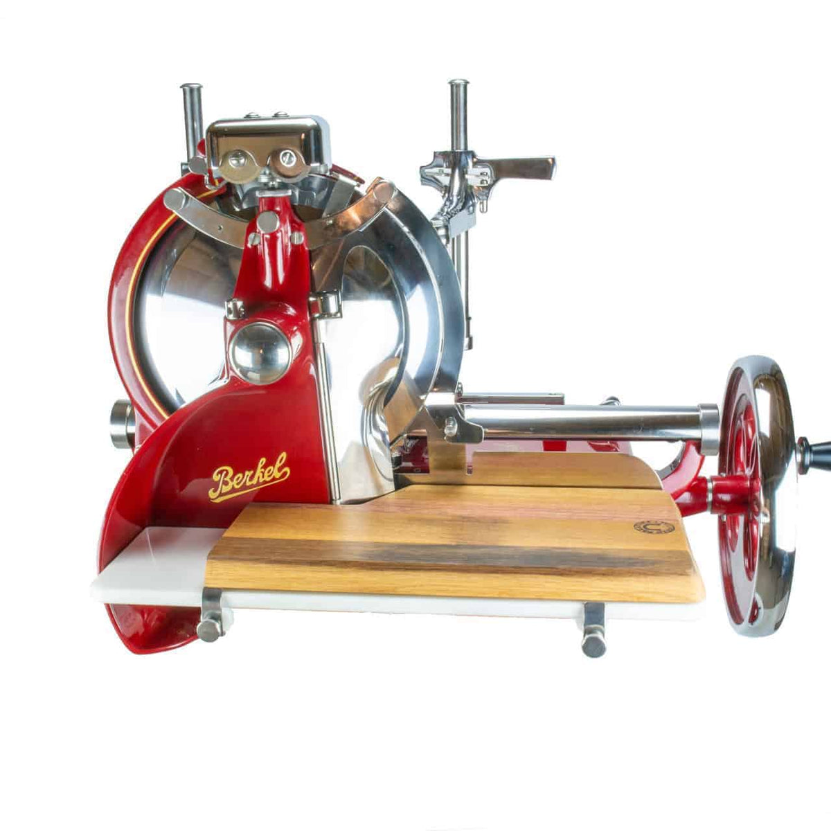 Ein klassischer Fleischschneider Berkel Volano P15 Rot mit Klingen und Komponenten aus rostfreiem Stahl, mit einem hölzernen Aufschnittbrett, einer Schwungradkurbel und aufwendigen Metallarbeiten. Das Berkel-Logo ist auf der Vorderseite deutlich sichtbar und trägt zu seinem klassischen, eleganten Design bei. Diese Aufschnittmaschine verfügt außerdem über einen stabilen Standfuß für zusätzliche Stabilität.