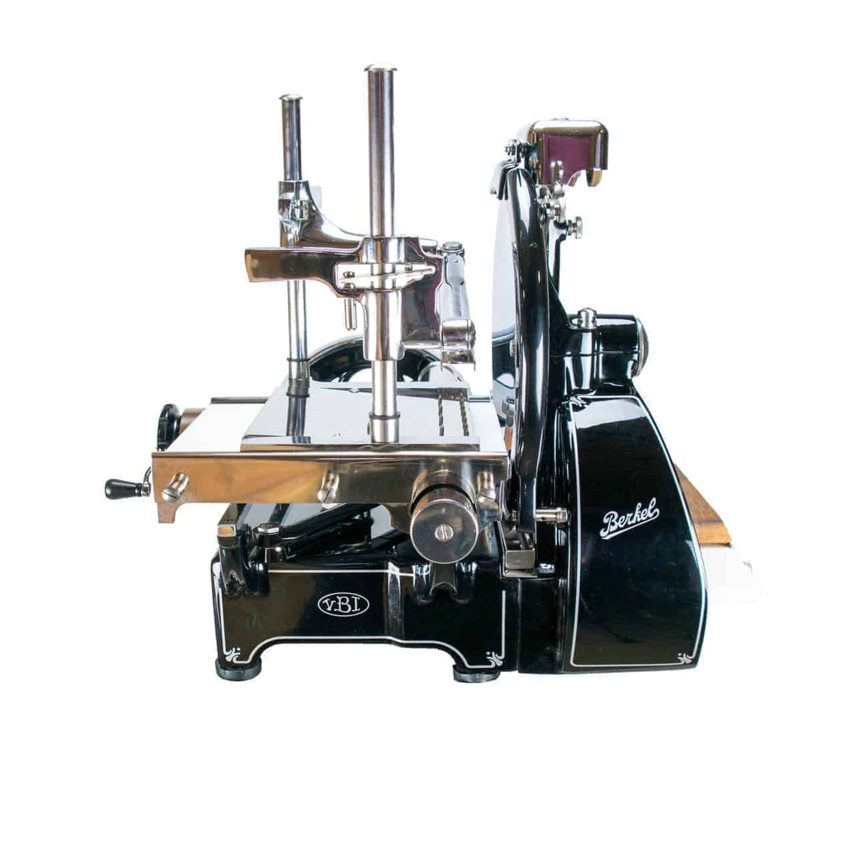 Ein Bild einer industriellen Aufschnittmaschine mit polierten Metallteilen und einem eleganten schwarzen Gehäuse. Die Maschine, eine Berkel Volano P15 schwarz, manuelle Aufschnittmaschine mit Schwungrad + Aufschnittbrett, weist eine beschriftete Seite auf, auf der deutlich „Berkel“ zu sehen ist. Ausgestattet mit Hebeln, einer Plattform für Fleisch und einer großen rotierenden Klinge zum Schneiden ist diese manuelle Aufschnittmaschine auf Präzision und Effizienz ausgelegt.