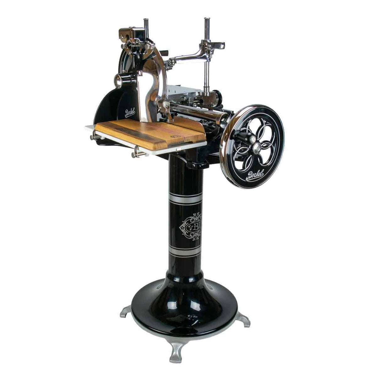 Ein klassischer Berkel Volano P15 schwarz, manuelle Aufschnittmaschine mit Schwungrad und Aufschnittbrett steht auf einem hohen Sockel mit aufwendigen Details. Die Maschine verfügt über eine Holzplattform zum Schneiden, ein großes Schwungrad und polierte Metallkomponenten, was ihr ein klassisches, industrielles Aussehen verleiht.
