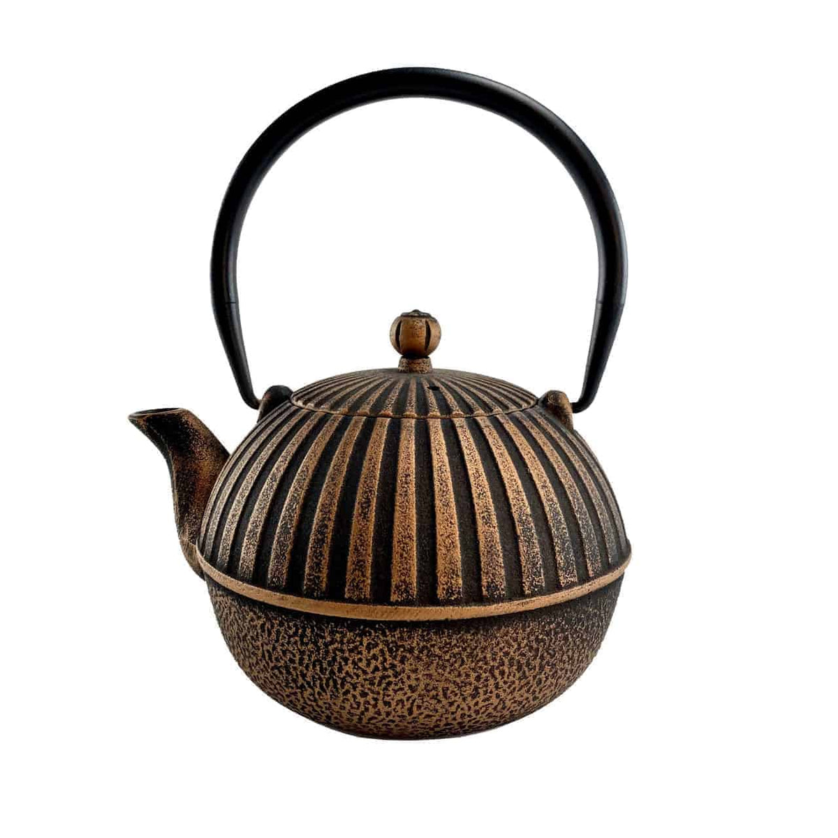 Wir präsentieren die chinesische Teekanne Gusskanne Modell Yini, eine Teekanne aus Gusseisen im Vintage-Stil mit einem kugelförmigen, gerippten Körper und einer strukturierten Oberfläche. Sie verfügt über einen gebogenen Ausgießer, einen abgerundeten Deckel mit einem eleganten Knopf oben und einen glatten, gewölbten schwarzen Griff. Die Außenseite weist ein exquisites schwarz-goldenes Farbschema auf, das an die Eleganz traditioneller chinesischer Teekannen erinnert. Dieses Meisterwerk hat ein Fassungsvermög