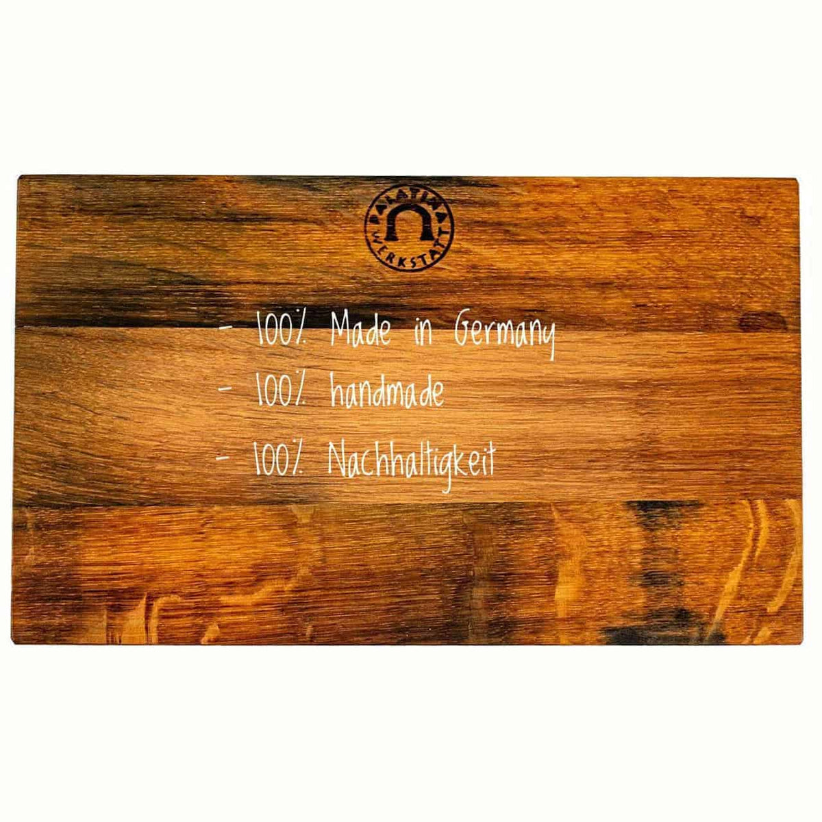 Ein Schneidebrett aus Holz mit rustikalem Finish. Auf dem Brett steht der handgeschriebene Text „100% Made in Germany“, „100% handgefertigt“ und „100% Nachhaltigkeit“. Oben ist außerdem ein Emblem zu sehen, das die Qualität dieses Palatina Frühstücksbretts 30x18 cm, Küchenbrett aus der Pfalz, unterstreicht.