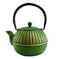 Wir präsentieren die „chinesische Teekanne, Gusskanne, Modell: Yini“, eine grün-goldene Teekanne aus Gusseisen mit einem Fassungsvermögen von 0,9 Litern. Diese elegante Teekanne verfügt über einen schwarzen, geschwungenen Griff, eine gerippte Struktur und aufwendige Goldakzente, die sowohl den Korpus als auch den Deckel zieren. Der kurze und kräftige Ausguss ist vom traditionellen chinesischen Design inspiriert und sorgt für ein insgesamt anspruchsvolles Erscheinungsbild.