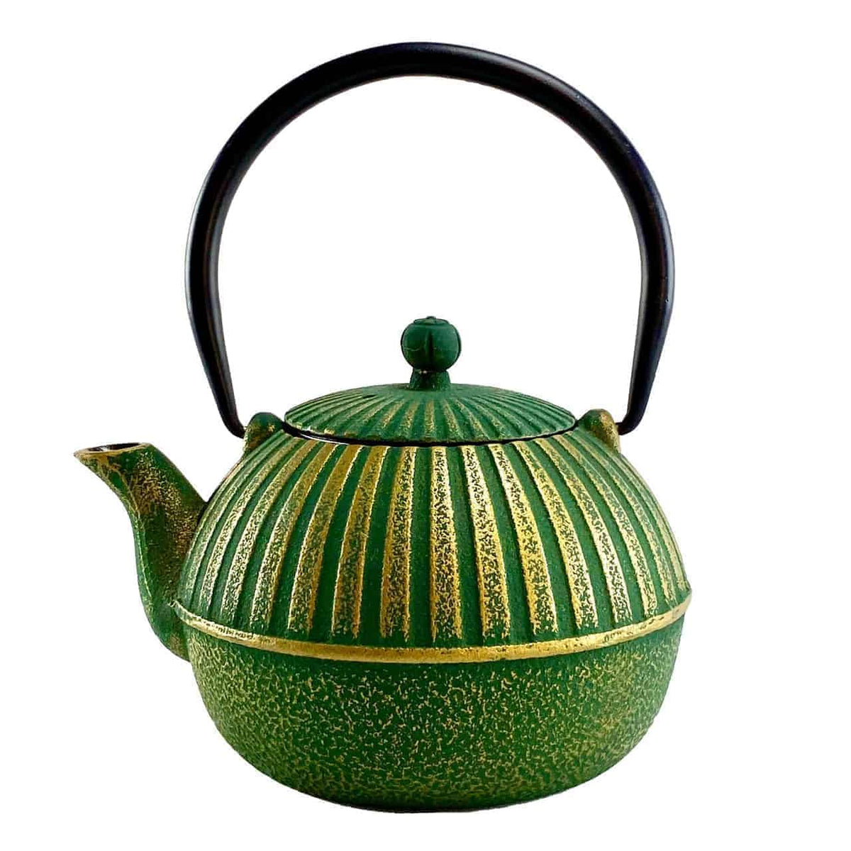 Wir präsentieren die „chinesische Teekanne, Gusskanne, Modell: Yini“, eine grün-goldene Teekanne aus Gusseisen mit einem Fassungsvermögen von 0,9 Litern. Diese elegante Teekanne verfügt über einen schwarzen, geschwungenen Griff, eine gerippte Struktur und aufwendige Goldakzente, die sowohl den Korpus als auch den Deckel zieren. Der kurze und kräftige Ausguss ist vom traditionellen chinesischen Design inspiriert und sorgt für ein insgesamt anspruchsvolles Erscheinungsbild.
