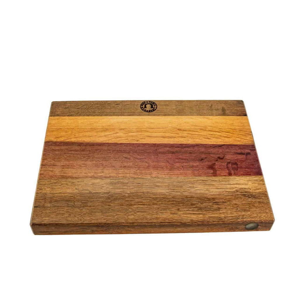 Das Küchen Schneidebrett 40x30 cm aus Holz von alten Weinfässern ist ein rechteckiges Schneidebrett aus Holz mit horizontalen Streifen in verschiedenen Holztönen von hell bis dunkel. Das Brett ist aus Holz von alten Weinfässern gefertigt und trägt oben in der Mitte ein dezentes Logo.