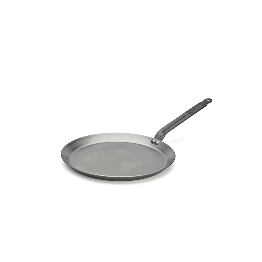 Die De Buyer Crêpe-Pfanne Carbone Plus ist eine Bratpfanne aus Metall mit flachem Boden und langem Stiel, abgebildet auf weißem Grund.