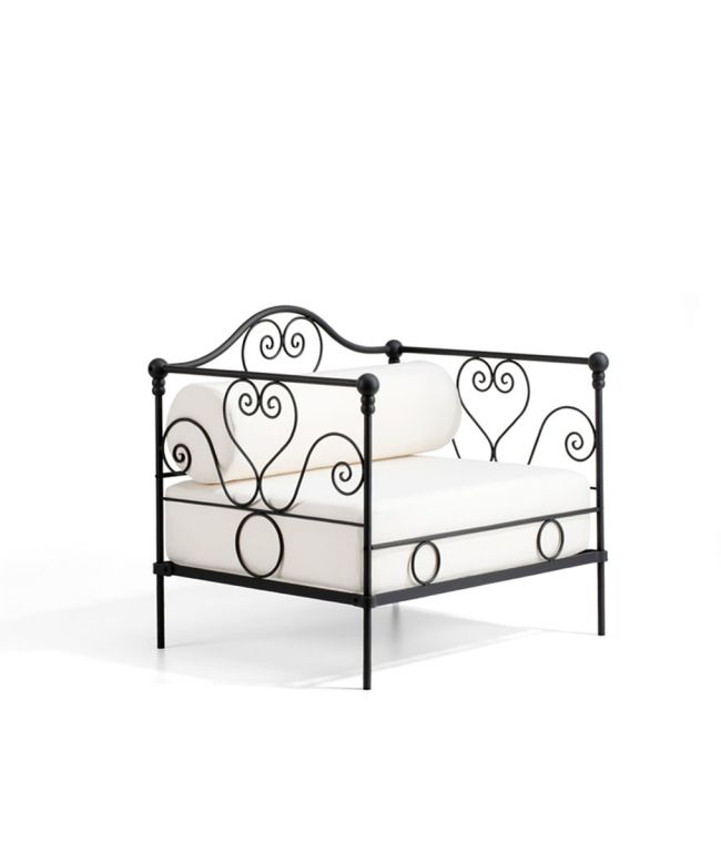 Ein schwarzes Tagesbett aus verzinktem Eisen mit kunstvollen Wirbelmustern am Kopfteil und an den Seiten. Es verfügt über eine weiße Matratze und zylindrische Nackenrollen, die ein klassisches und elegantes Design ergeben. Der Rahmen des Sessels Aurora aus verzinktem Eisen ist an der Basis mit kreisförmigen Akzenten verziert, die für zusätzliche dekorative Details sorgen.
