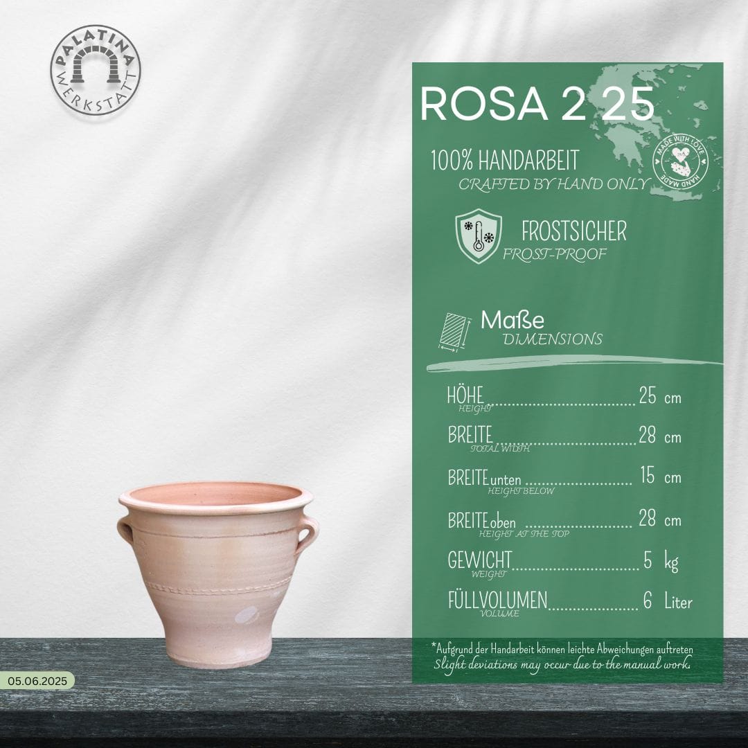 Ein Terrakotta Blumentopf "Rosa", H=25cm, aus der Palatinawerkstatt steht auf Holz neben einer grünen Tafel mit handgefertigten Details, Frostbeständigkeit und deutschen Maßen; das Palatinawerkstatt-Logo erscheint oben links.