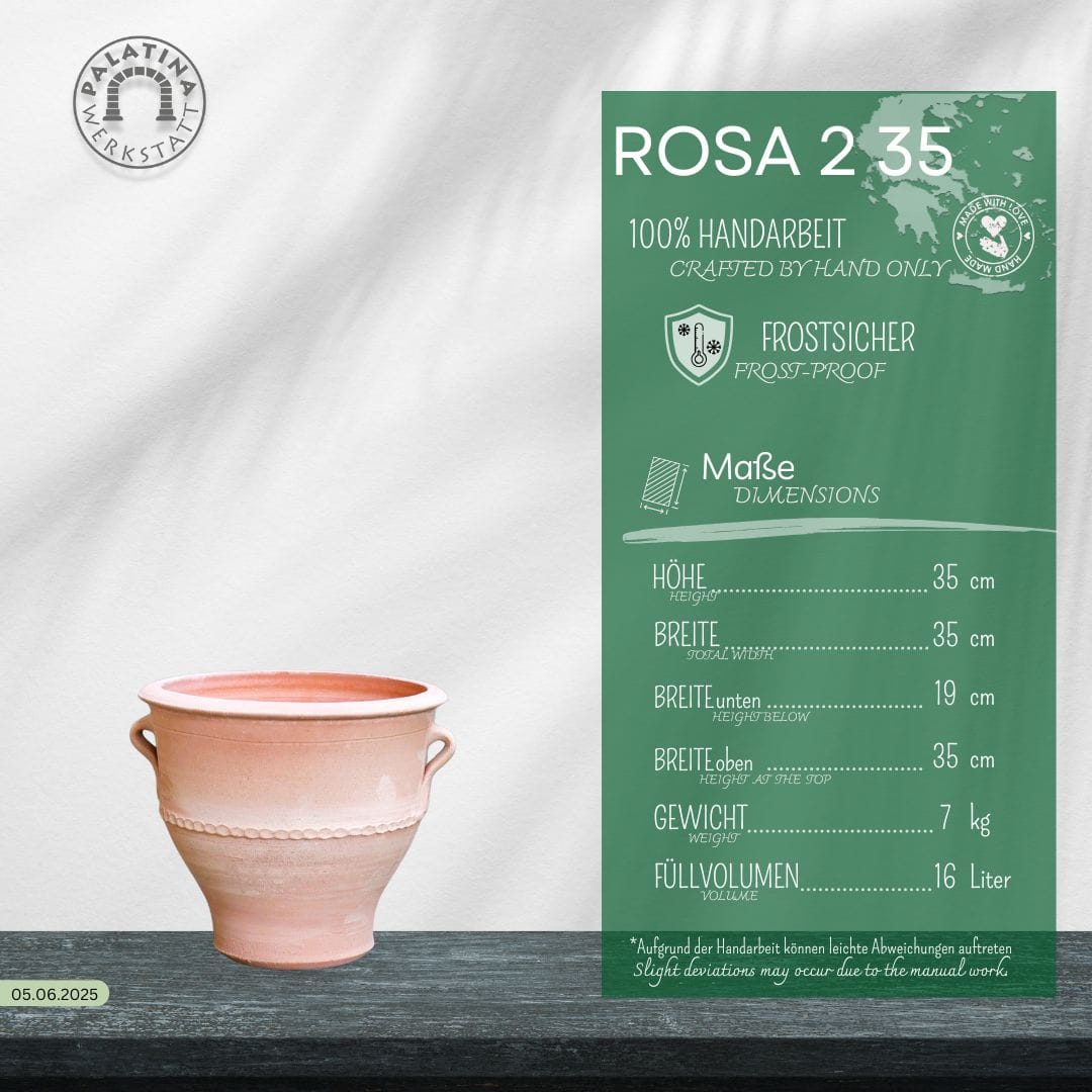 Ein rosafarbener Terrakotta-Pflanzkübel "Rosa 2", H=35cm, mit zwei seitlichen Henkeln ruht auf einer dunklen Holzoberfläche, neben einer grünen Infografik, die seine Eigenschaften, Abmessungen und das Etikett "ROSA 2 35" von Palatina Werkstatt zeigt.