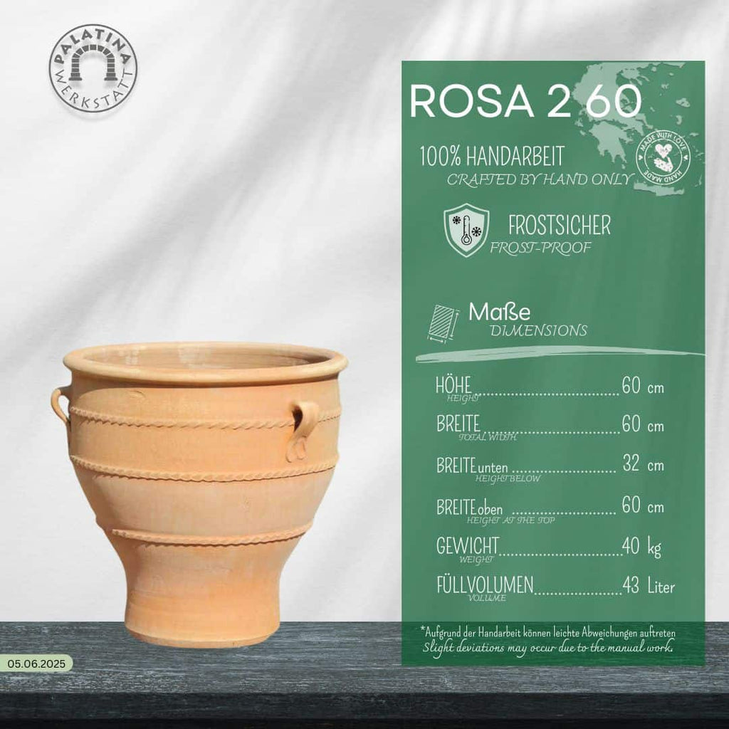 Ein Terrakotta-Pflanzkübel "Rosa 2", H=60cm, wird neben einer grünen Infotafel für das Modell "ROSA 260" gezeigt, die seine handgefertigte Qualität, seine Frostsicherheit, seine Höhe von 60cm und sein geräumiges Fassungsvermögen von 43 Litern hervorhebt.