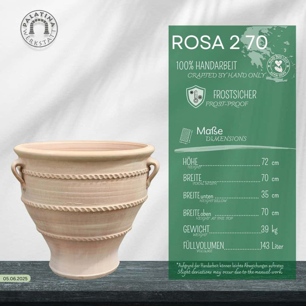 Ein beigefarbener Terrakotta-Pflanzkübel "Rosa" H=70cm mit dekorativen Rillen steht neben einer grünen Infokarte mit der Aufschrift "ROSA 270", datiert 05.06.2025, auf der die handwerkliche Qualität, die Frostbeständigkeit, die Größenangaben und das Volumen von 143 Litern vermerkt sind.
