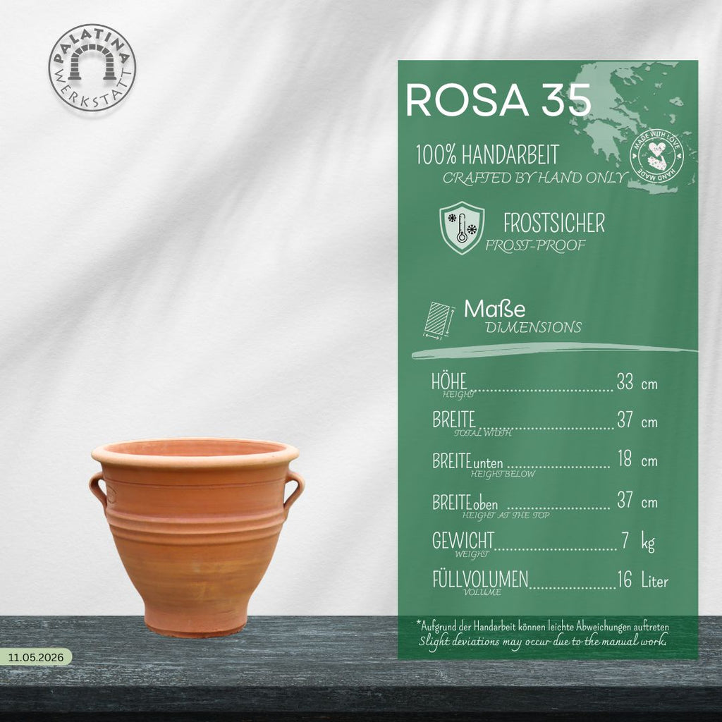 Ein winterhartes Terracotta Pflanzgefäß "Rosa", H=35 cm, steht neben einer grünen Infokarte: handgefertigt, frostsicher, Höhe 33cm, Breite 37/18cm, Gewicht 7kg, Volumen 16L. Das Logo der Palatinawerkstatt befindet sich oben links.