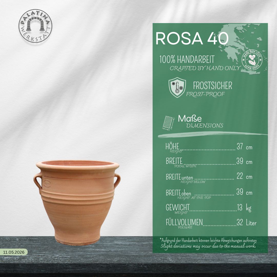 Das Terrakotta-Pflanzgefäß "Rosa", H=40 cm, steht auf einer dunklen Fläche neben einem grünen Infoblatt, auf dem die handwerkliche Qualität, die Frostbeständigkeit und die Maße beschrieben sind. Der Hintergrund ist hell und strukturiert.