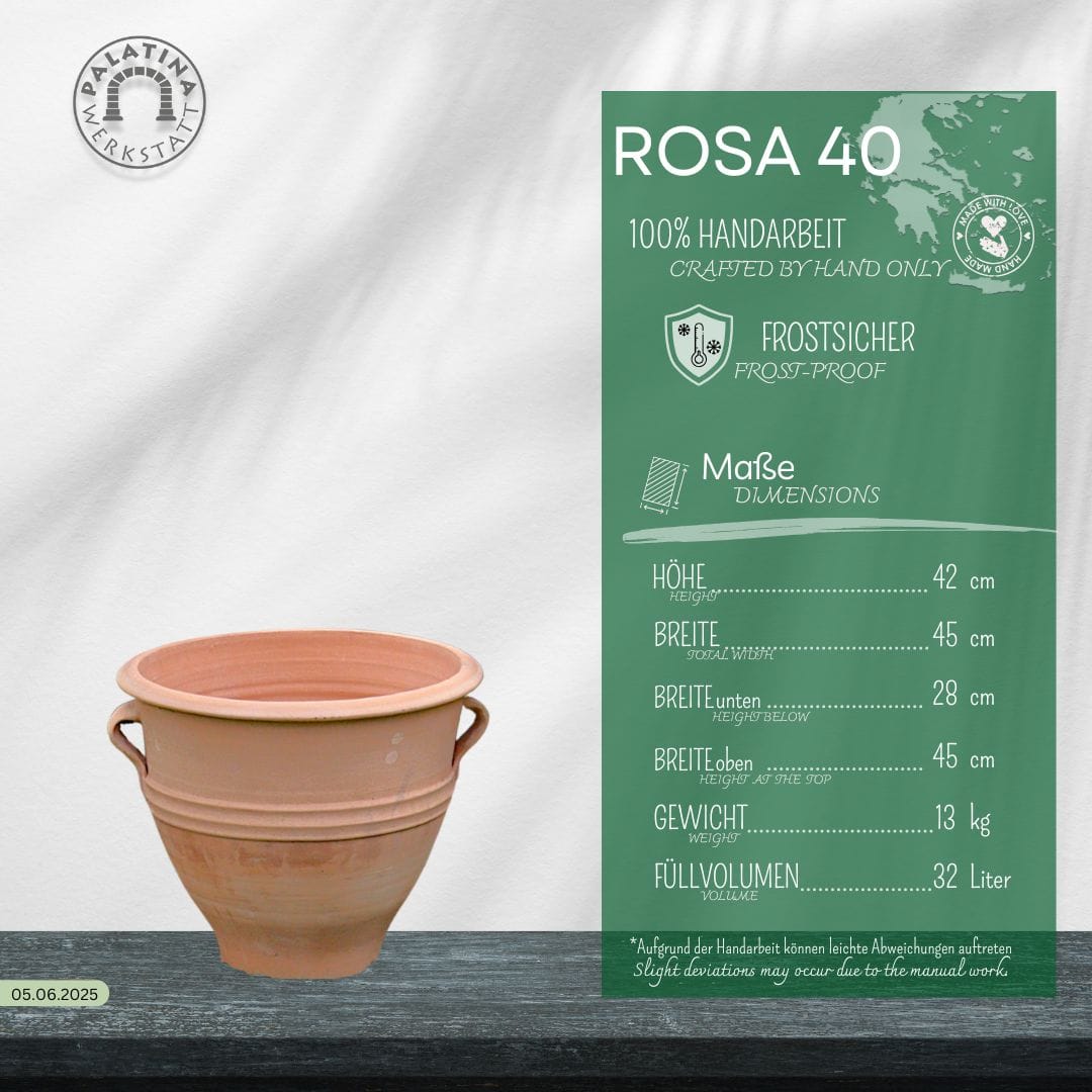 Ein Terrakotta-Pflanzkübel "Rosa" H=40cm mit seitlichen Griffen steht auf einer dunklen Fläche. Daneben weist eine grüne Infotafel mit der Aufschrift "ROSA 40" auf die handgefertigten, frostsicheren Eigenschaften hin und nennt die Maße.