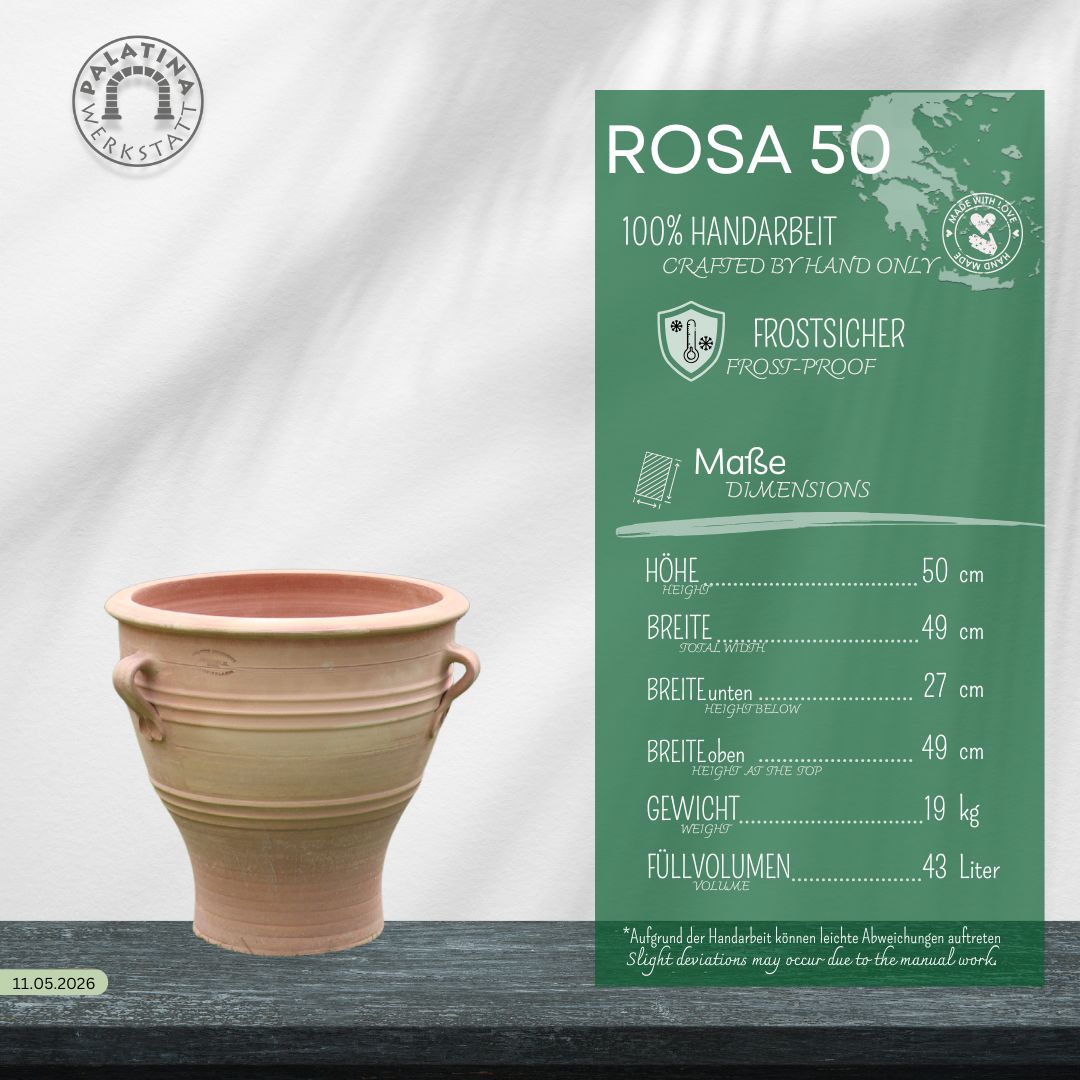 Das handgefertigte Terracotta-Pflanzgefäß "Rosa", H=40 cm (Kopie), mit zwei seitlichen Griffen, sitzt auf einer grünen Infotafel, die auf seine frostsicheren Eigenschaften und die Herkunft aus der Palatina Werkstatt hinweist - ideal für den Garten.