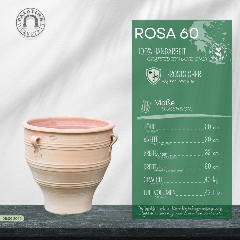 Ein beiger Terracotta-Pflanzkübel "Rosa", H=60cm, mit zwei kleinen Henkeln ruht auf einer hellen Fläche. Daneben steht eine grüne Infotafel mit dem Namen "ROSA 60", dem Hinweis, dass er zu 100 % handgefertigt und frostsicher ist, und den Abmessungen.