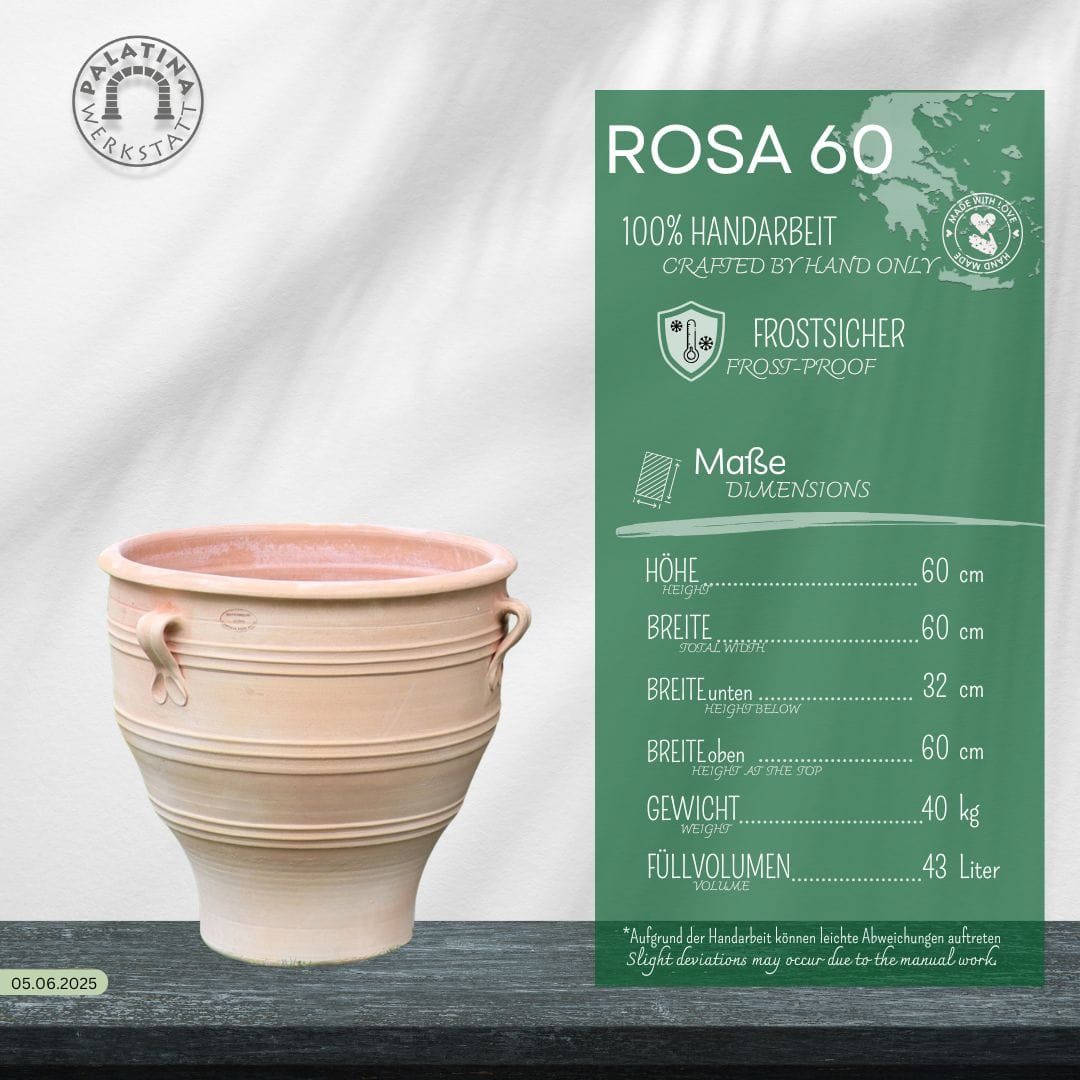 Ein beiger Terracotta-Pflanzkübel "Rosa", H=60cm, mit zwei kleinen Henkeln ruht auf einer hellen Fläche. Daneben steht eine grüne Infotafel mit dem Namen "ROSA 60", dem Hinweis, dass er zu 100 % handgefertigt und frostsicher ist, und den Abmessungen.