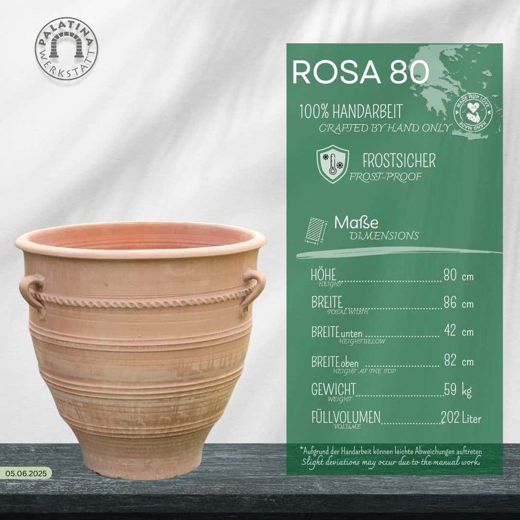 Der Terracotta Pflanzkübel XXL "Rosa", H=80cm, ist mit Griffen neben einer grünen Infotafel abgebildet: "ROSA 80", handgefertigt, frostsicher, 80cm Höhe, 82cm Breite, Gewicht 59kg, Fassungsvermögen 202L.