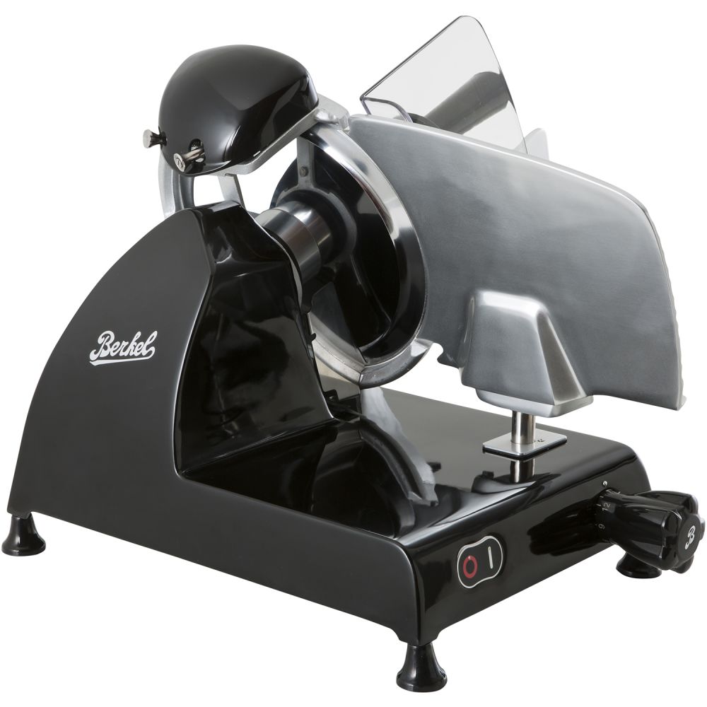 Die Berkel Red Line 250 Schwarz Profi-Aufschnittmaschine verfügt über eine 25 cm lange runde Klinge, ein Schutzschild und einen Ein/Aus-Schalter. Sie ist in Schwarz und Silber gehalten und wird vor einem weißen Hintergrund gezeigt.