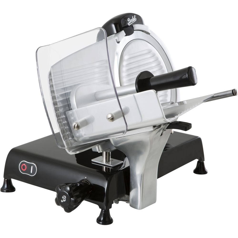 Eine Berkel Red Line 250 Schwarz Profi-Aufschnittmaschine mit 25 cm Schneideblatt steht mit Sicherheitsabdeckung, Schnittstärkeregler und Ein-/Ausschalter auf vier stabilen Füßen auf der Arbeitsplatte.