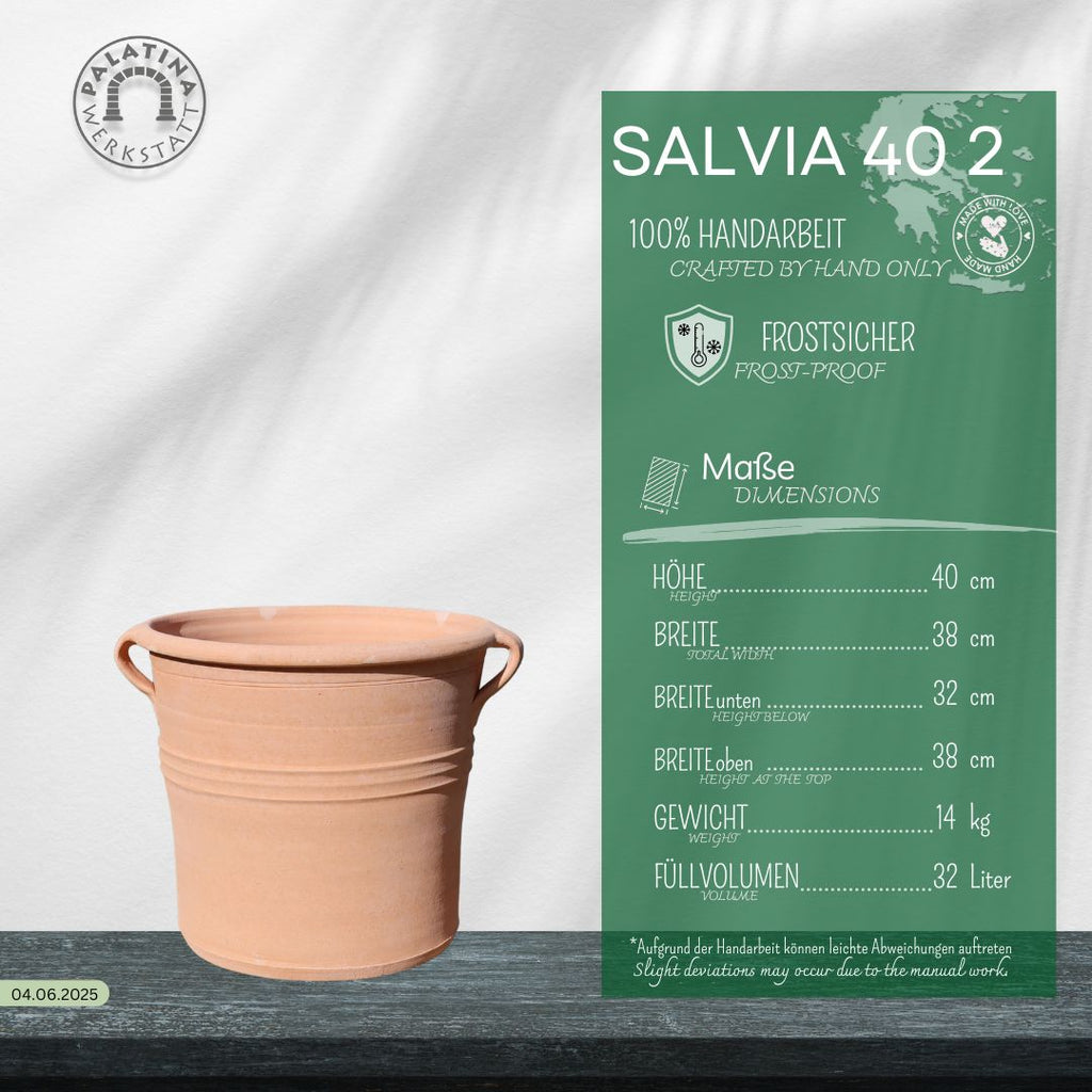 Ein Terrakotta-Pflanzkübel "Salvia 2", H=40 cm, mit Henkeln steht neben einer grünen Infotafel, auf der Größe, Fassungsvermögen, frostsichere Qualität und handwerkliche Verarbeitung beschrieben sind, mit der Aufschrift "SALVIA 40 2" auf Deutsch.