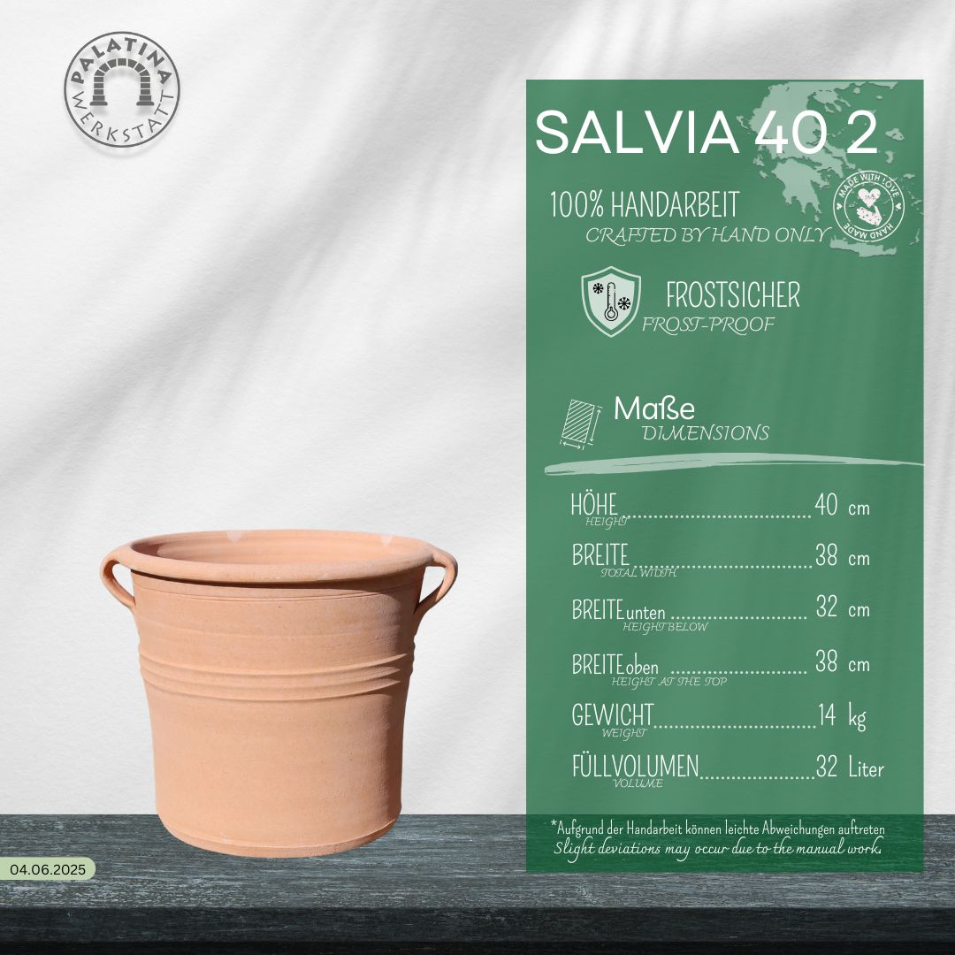 Ein Terrakotta-Pflanzkübel "Salvia 2", H=40 cm, mit Henkeln steht neben einer grünen Infotafel, auf der Größe, Fassungsvermögen, frostsichere Qualität und handwerkliche Verarbeitung beschrieben sind, mit der Aufschrift "SALVIA 40 2" auf Deutsch.