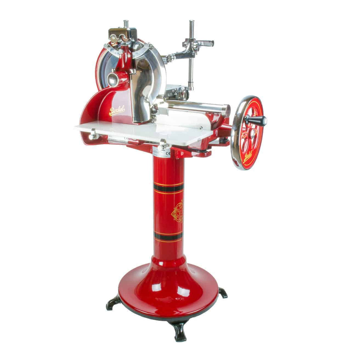 Eine Berkel Volano P15 Rot Aufschnittmaschine, mit handgekurbeltem Schwungrad und montiert auf einem passenden Standfuß mit Aufschnittbrett. Der Fleischschneider besticht durch ein kunstvolles Design mit Chromakzenten und einem durchsichtigen Schneidschutz, der ihm ein Vintage-Aussehen in Rot und Silber verleiht.