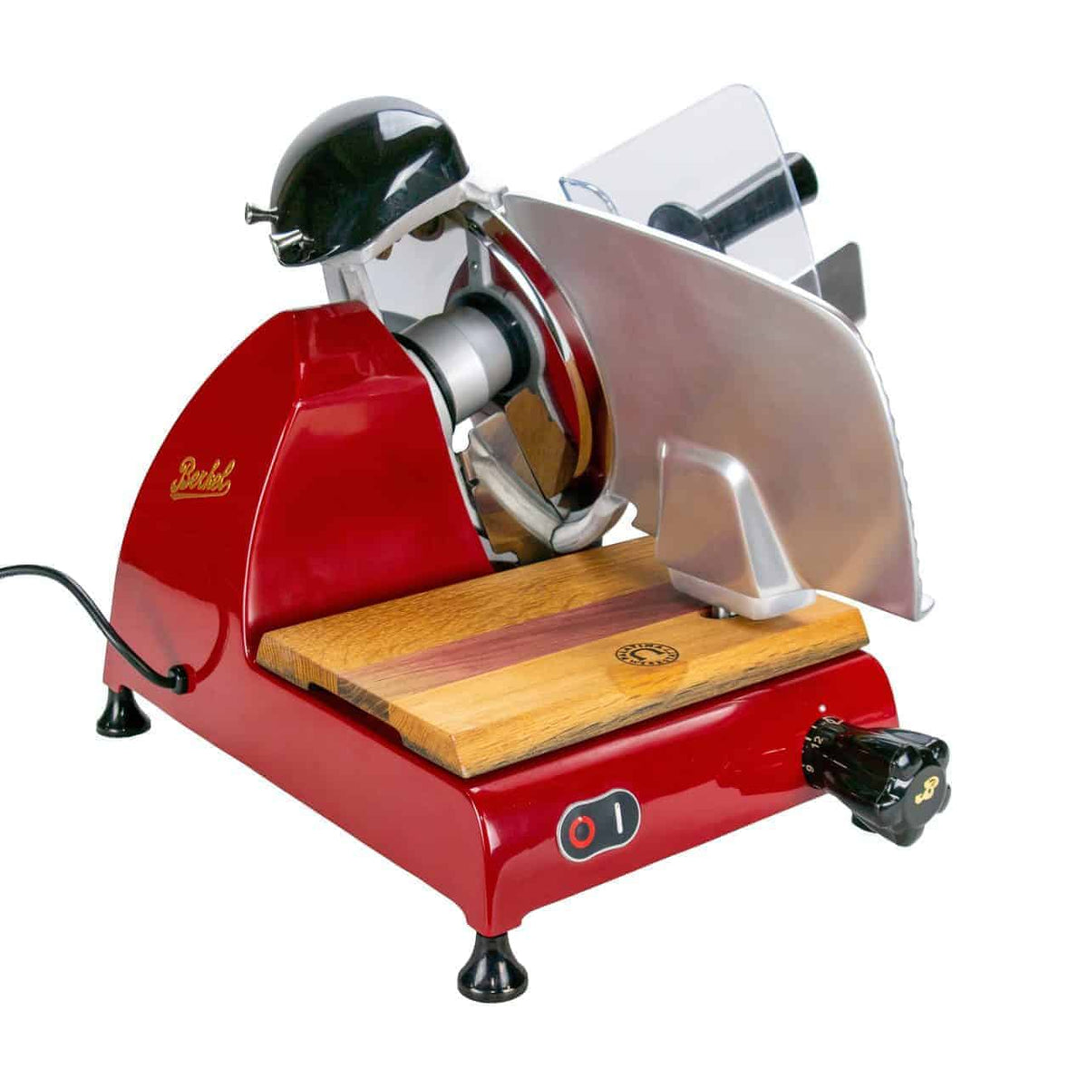 Ein eleganter und robuster elektrischer Fleischschneider Berkel Red Line 250 Rot mit einer Klinge aus rostfreiem Stahl wird auf einem handgefertigten Fassholzbrett aus alten Eichenweinfässern präsentiert. Er verfügt über einen durchsichtigen Sicherheitsschutz, einen schwarzen Knopf zum Einstellen der Dicke und einen Ein-/Ausschalter an der Vorderseite – perfekt zum Schneiden von Fleisch und Käse.