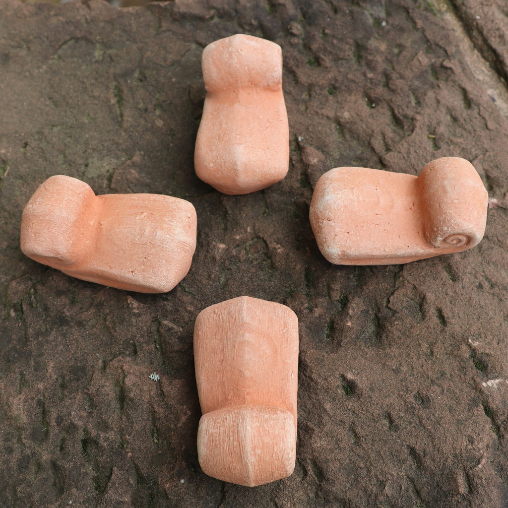Ein Terrakotta-Topfschnecken-Set 4 St. sitzt auf einem Felsen.