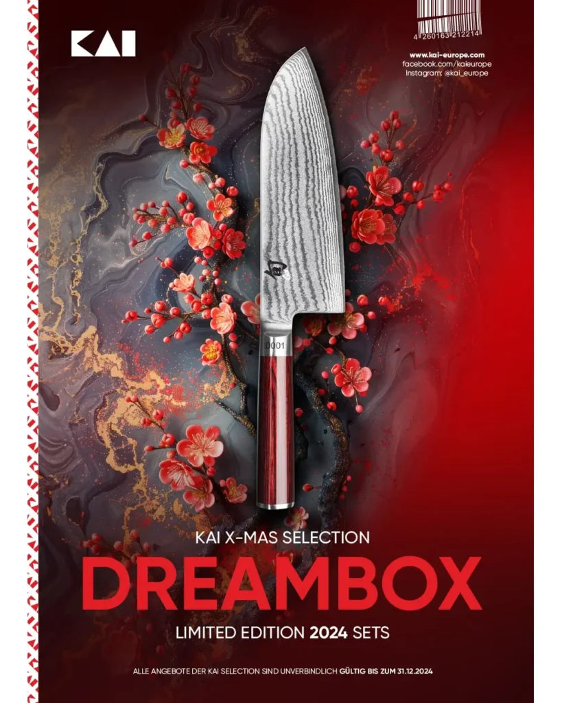 Werbeplakat für die KAI X-MAS SELECTION DREAMBOX Santoku + Kochschürze, mit einem dekorativen Santokumesser mit rot-schwarzem Griff vor einem wirbelnden schwarz-roten Blumenhintergrund. Das Plakat hebt die exklusiven 2024 Sets der KAI X-Mas Selection hervor, komplett mit einer stilvollen Kochschürze, die perfekt für jeden Kochliebhaber ist.