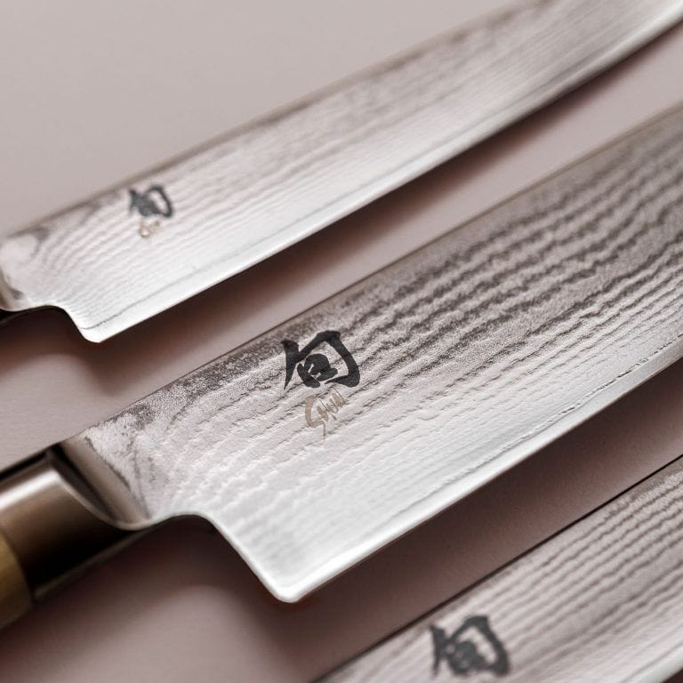 KAI X-MAS SELECTION DREAMBOX Shun Classic Red Santoku