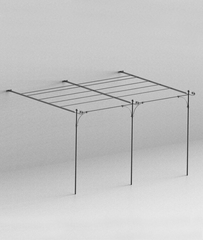 Eine minimalistische, lineare Anbaupergola Solaire aus Metall mit rechteckigem Rahmen und aufwendigen geschwungenen Akzenten. Sie verfügt auf einer Seite über zwei Stützpfosten und wird auf der gegenüberliegenden Seite an einer Wand befestigt. Das Design ist schlicht und modern und eignet sich für Außenbereiche.