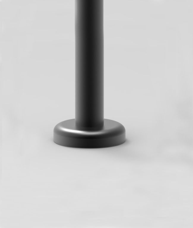 Ein schwarzer, zylindrischer vertikaler Mast, der auf einem flachen, runden Sockel vor einem schlichten, hellgrauen Hintergrund montiert ist. Mast und Sockel haben eine schlichte, matte Oberfläche, die das schlanke Design der Kollektion Lineare Anbaupergola Solaire widerspiegelt.