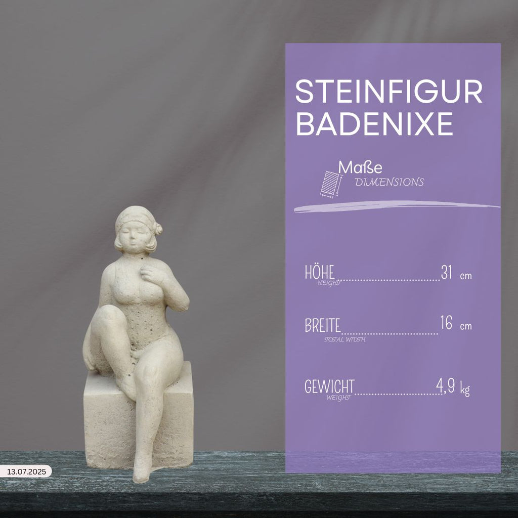 Die UV-beständige Gartenfigur "Badenixe" aus Stein sitzt auf dunklem Untergrund. Eine lilafarbene Infobox zeigt: Höhe 31 cm, Breite 16 cm, Gewicht 4,9 kg. Die Figur hebt sich vor grauem Hintergrund ab.