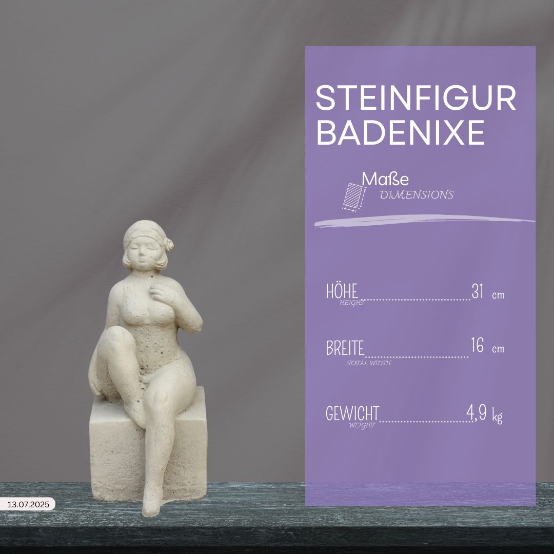 Die UV-beständige Gartenfigur "Badenixe" aus Stein sitzt auf dunklem Untergrund. Eine lilafarbene Infobox zeigt: Höhe 31 cm, Breite 16 cm, Gewicht 4,9 kg. Die Figur hebt sich vor grauem Hintergrund ab.