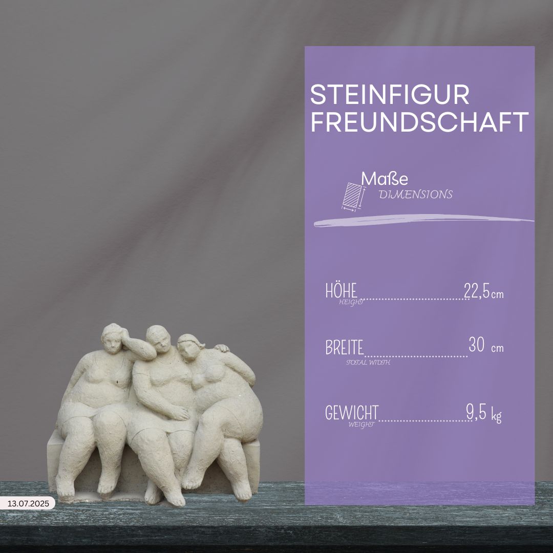 Die Charmante Steinfigur "Freundschaft" für Ihren Garten zeigt drei abstrakte Figuren auf einer Bank (H 22,5 cm, B 30 cm, 9,5 kg), handgefertigt von Gartenliebe in Deutschland - präsentiert auf lebendigem, violettem Hintergrund.