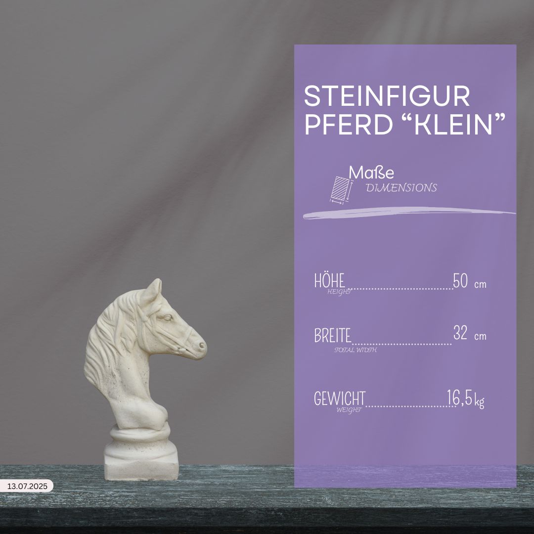 Eine winterfeste Figur für Outdoor "Pferd klein" steht auf einer dunklen Fläche neben einer violetten Tafel mit ihren Maßen: Höhe 50 cm, Breite 32 cm, Gewicht 16,5 kg. Auf der Karte steht der Produktname.