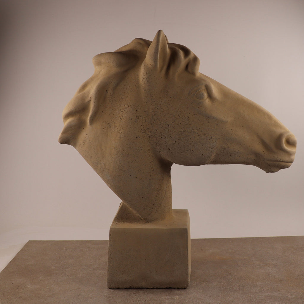Die handgefertigte Steinfigur "Pferd groß" zeigt einen realistischen Pferdekopf aus strukturiertem Stein oder Keramik auf quadratischem Sockel vor neutralem Hintergrund.