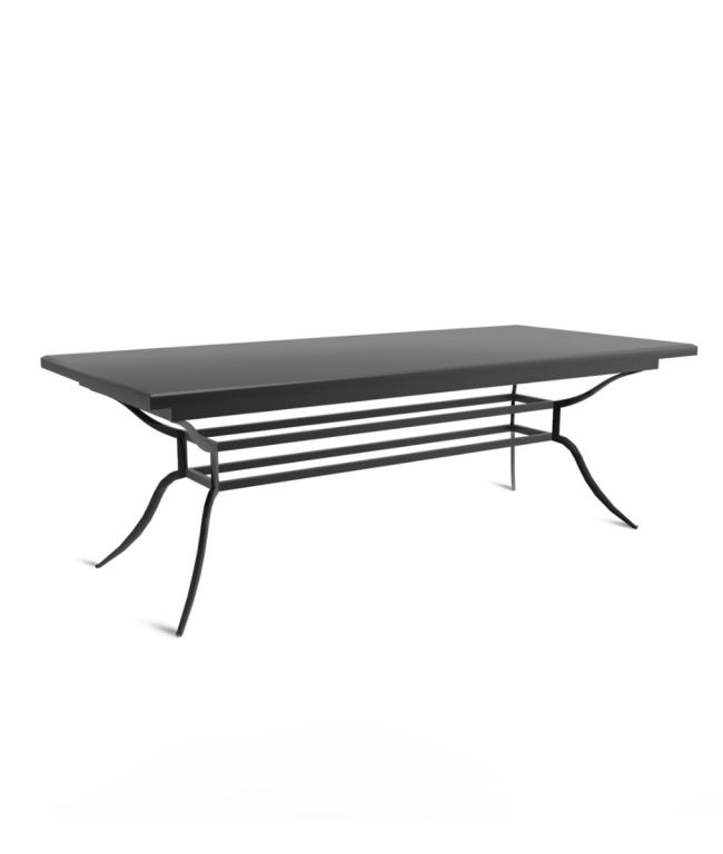 Der Tisch Toscana rechteckig 220 cm ist ein moderner, schwarzer rechteckiger Tisch mit einem schlanken, minimalistischen Design. Inspiriert von der Ästhetik der Toskana verfügt er über eine flache Tischplatte und einen offenen Rahmen mit horizontal angeordneten Metallstützen und dünnen, geschwungenen Metallbeinen und bietet so einen klaren und zeitgenössischen Look.