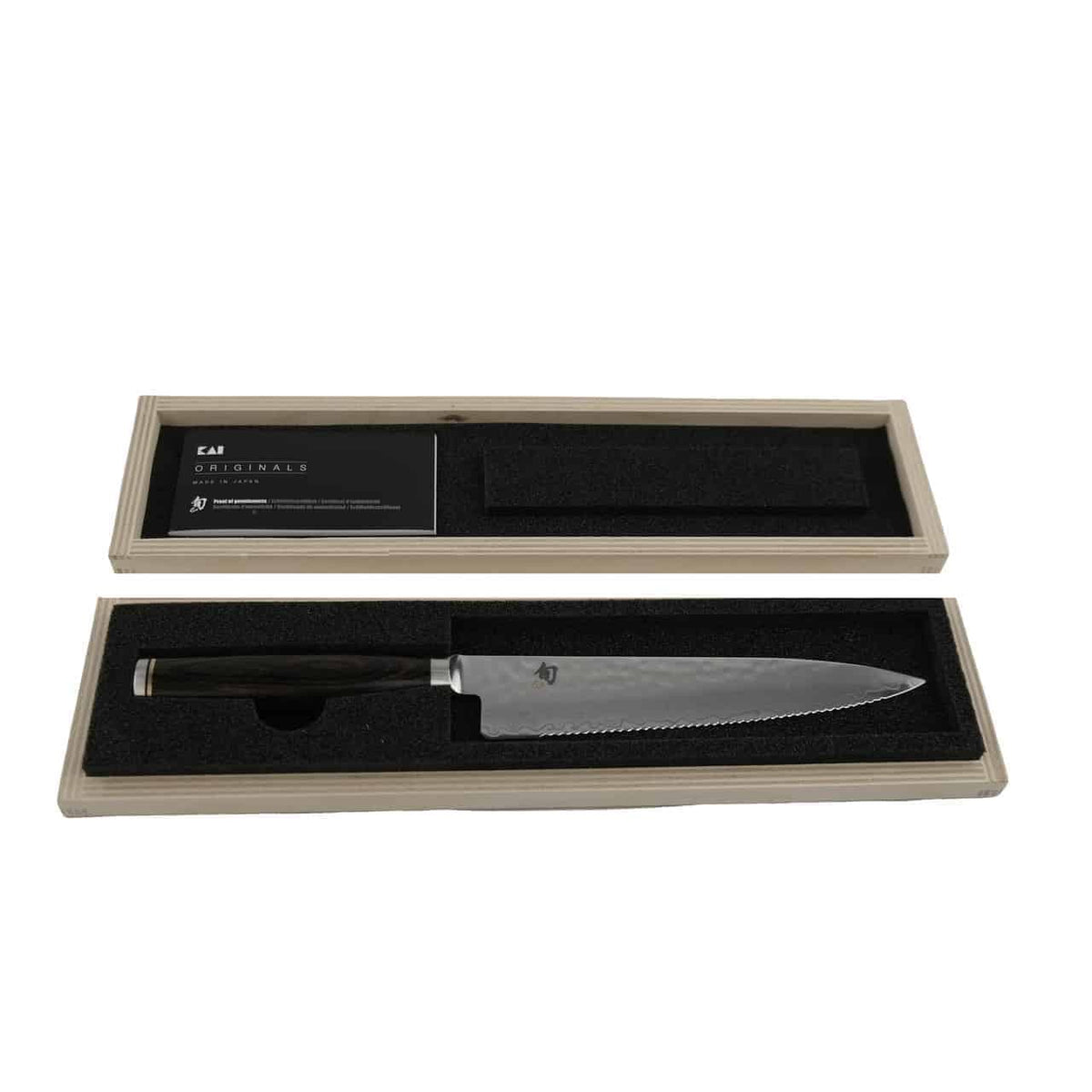Das KAI Shun Premier Tim Mälzer TDM-1722 Allzweckmesser, ein 16,5 cm langes Tomatenmesser mit Wellenschliff-Klinge, wird in einer offenen Holzbox mit schwarzer Schaumstoffeinlage präsentiert. Das Messer mit dunklem Griff liegt ordentlich in der Schaumstoffeinlage neben einer Informationskarte.