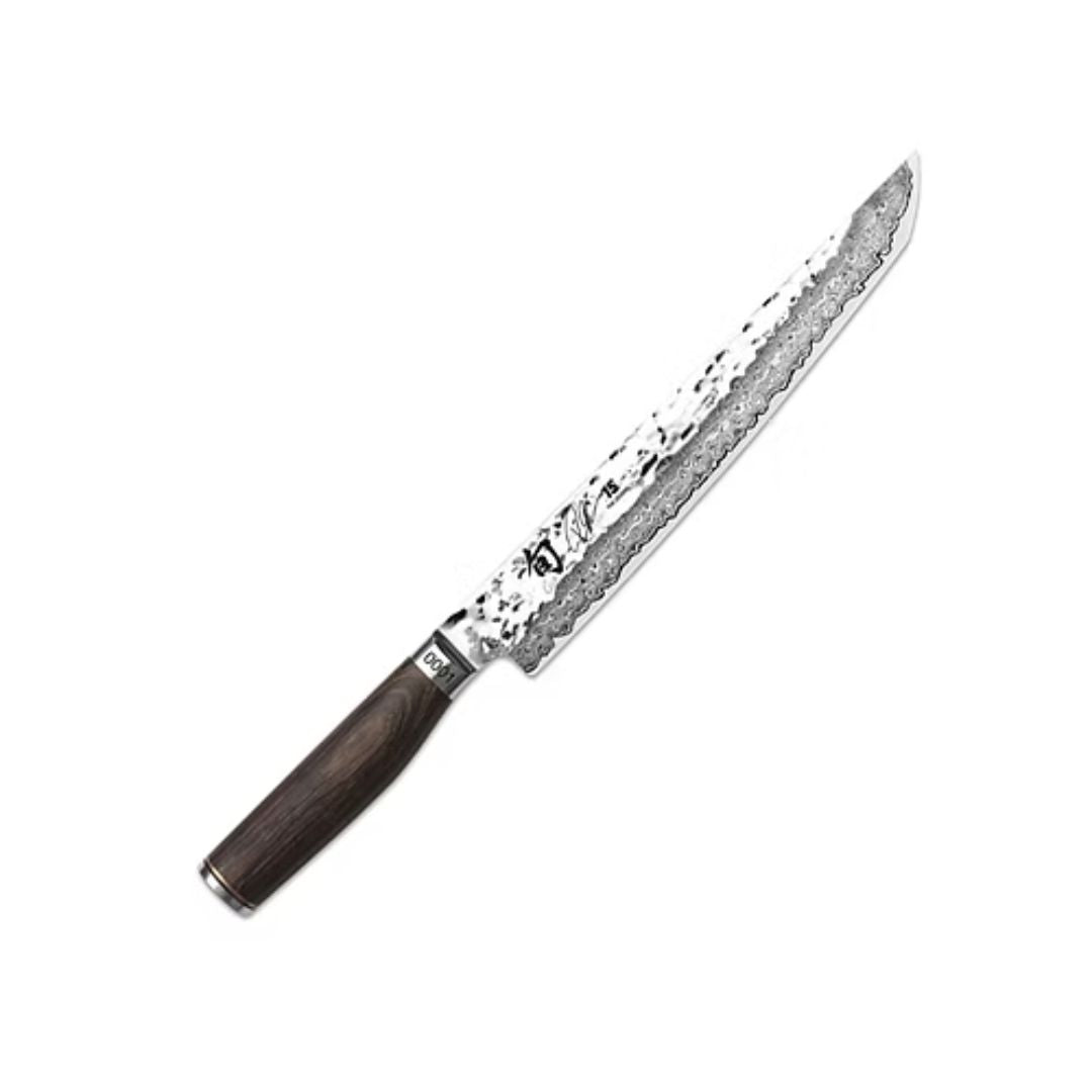 Das Kai Shun Jubiläumsmesser TDM-1785 Tantō - 15 Jahre Tim Mälzer (6.666 Stück) ist ein japanisches Küchenmesser mit einem dunklen Holzgriff und einer langen, gehämmerten Klinge, die auf einem weißen Hintergrund wunderschön präsentiert wird.