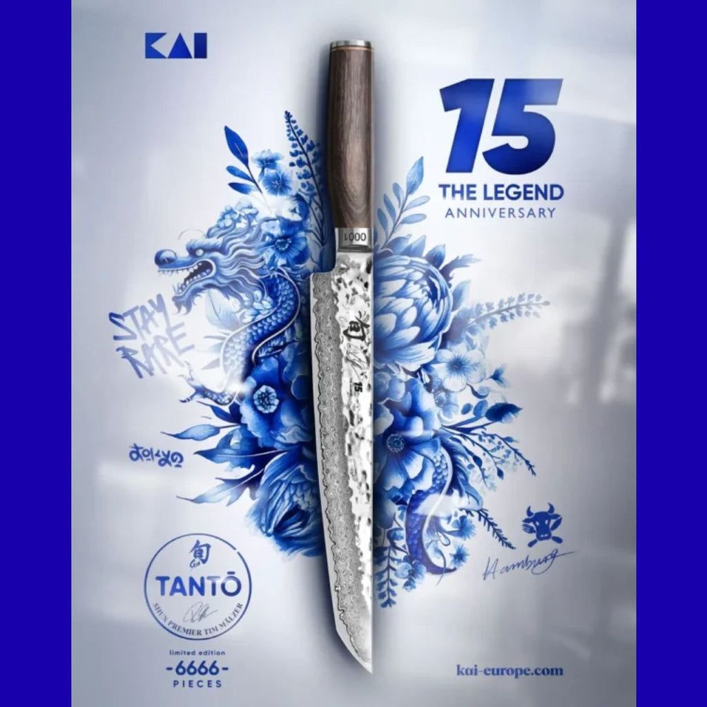 Ein Kai Shun Jubiläumsmesser TDM-1785 Tantō - 15 Jahre Tim Mälzer (6.666 Stück) mit einer gemusterten Klinge und Holzgriff ist auf blauer Drachenkunst zentriert. Der Text lautet "The Legend Anniversary", "TANTO Limited Edition - 6666 PIECES" und "STAY TRUE". KAI-Logo abgebildet.
