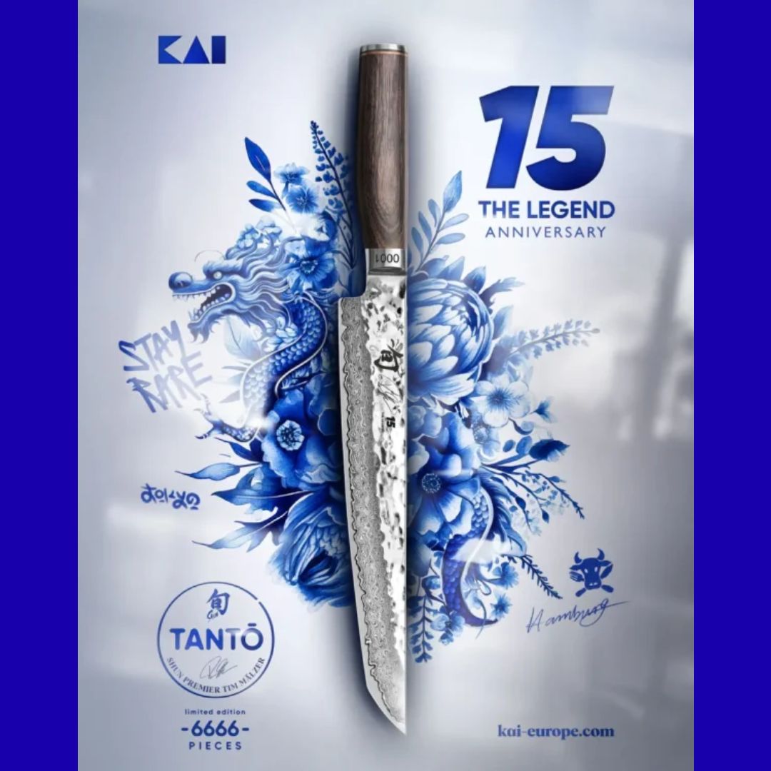 Ein Kai Shun Jubiläumsmesser TDM-1785 Tantō - 15 Jahre Tim Mälzer (6.666 Stück) mit einer gemusterten Klinge und Holzgriff ist auf blauer Drachenkunst zentriert. Der Text lautet "The Legend Anniversary", "TANTO Limited Edition - 6666 PIECES" und "STAY TRUE". KAI-Logo abgebildet.