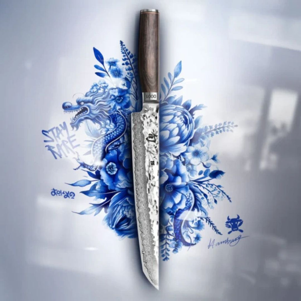 Das Kai Shun Jubiläumsmesser TDM-1785 Tantō - 15 Jahre Tim Mälzer | 6.666 Stück wird vertikal mit einer gemusterten Klinge und einem dunklen Griff vor einem blauen Blumen- und Drachenhintergrund mit dem Graffiti-Text "Stay True" präsentiert.